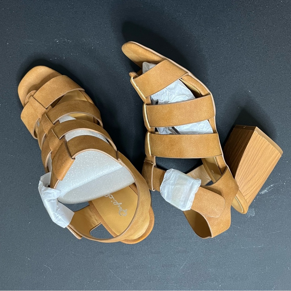 Qupid Women's Tan Strappy Sandals